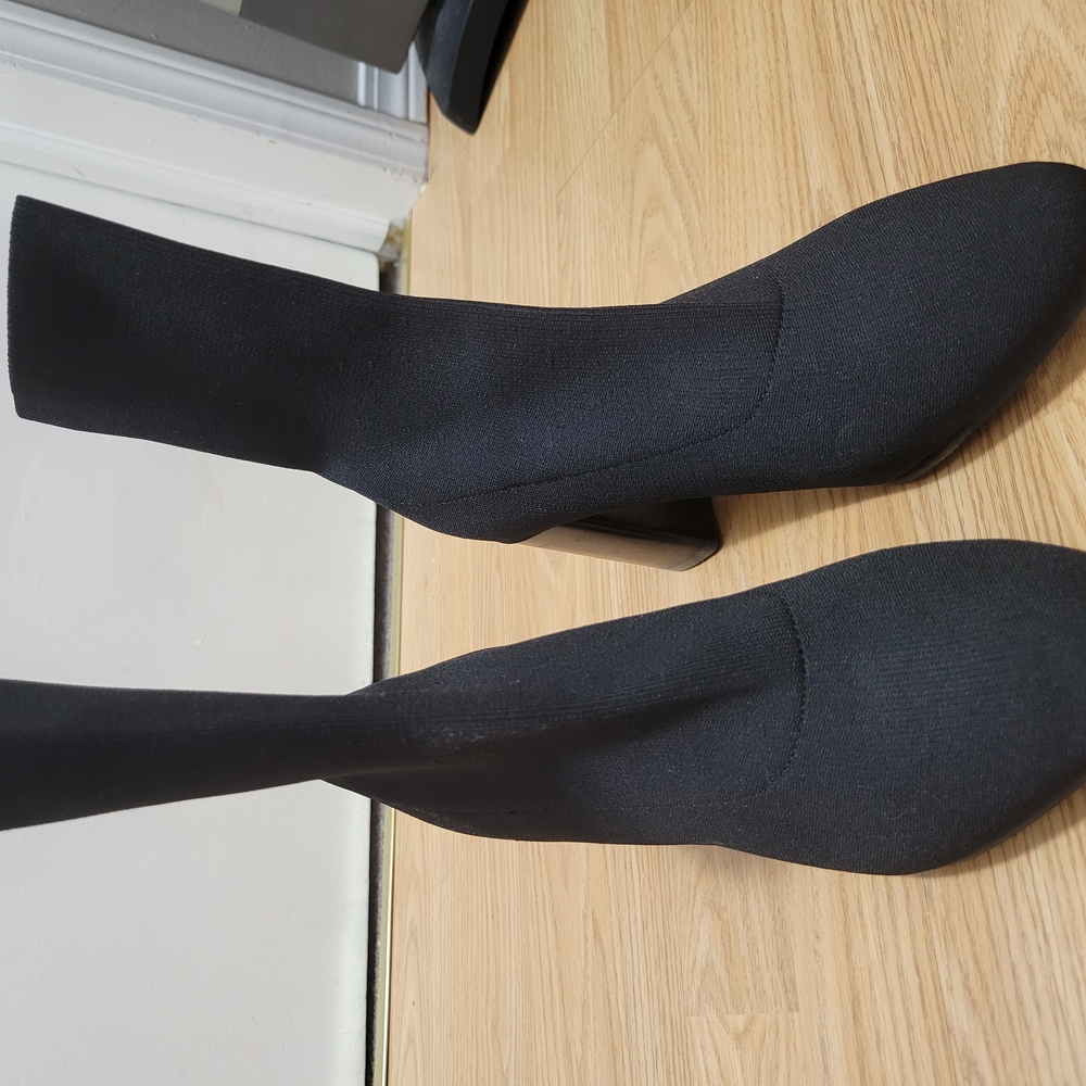 Blondo Black Heeled Boots with Streamlined Silhouette - Picture 4 of 8